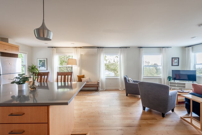 Photo - 1430 SW Englewood Dr (Lake Oswego, OR) Apartment