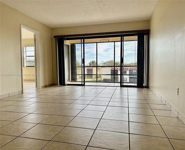 Foto del edificio - 2050 Oleander Blvd