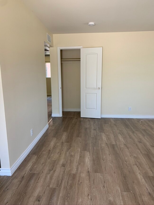 Parte trasera de la sala de estar - 22573 Adrienne Ave