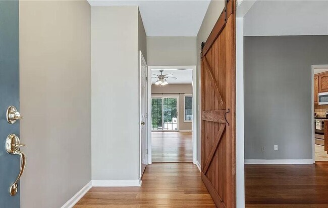 Foto del edificio - 323 Woods Ln