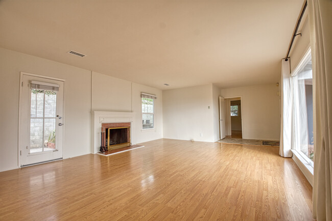 Building Photo - 2845 El Oeste Dr