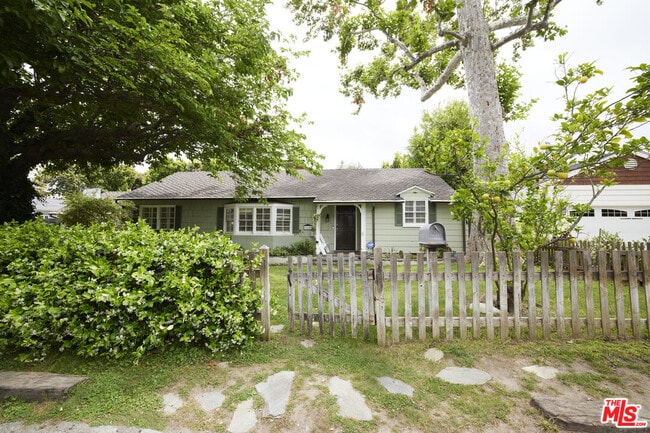Foto del edificio - 11146 Valley Spring Ln