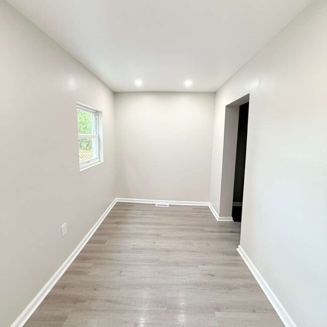 Building Photo - 2021 Hampton Ave