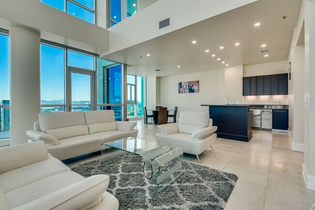 Foto del edificio - Sky Las Vegas 4305- Stunning City Views from this Fully Furnished, 3Bd, 3-Story Penthouse Residence