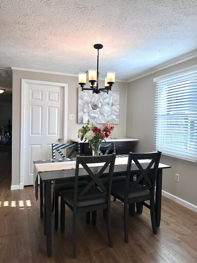 Building Photo - 107 Lakelawn Dr