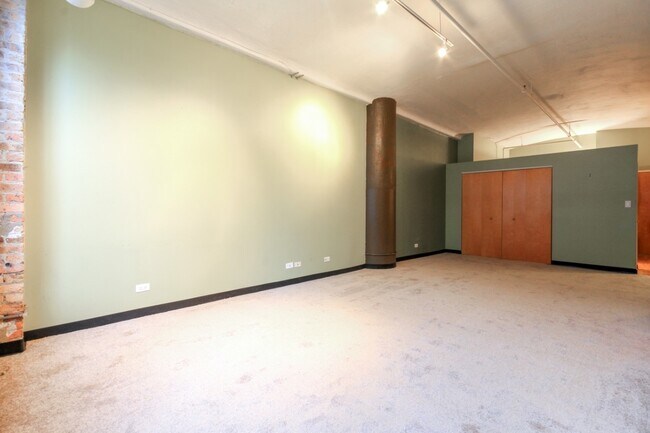 Building Photo - 801 S Wells St