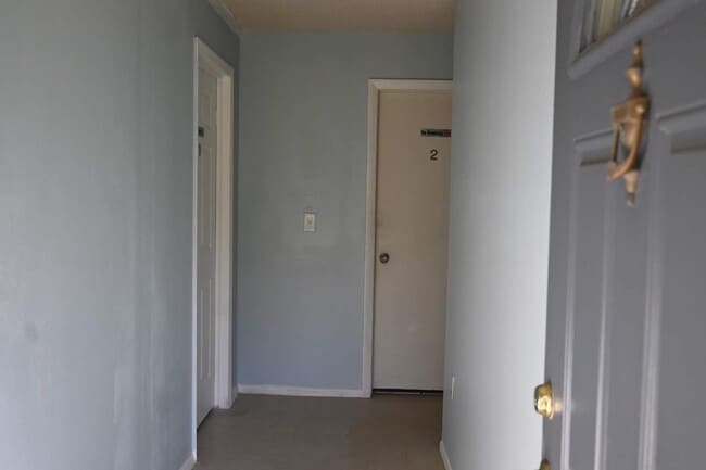 Building Photo - 1115 E Oak St