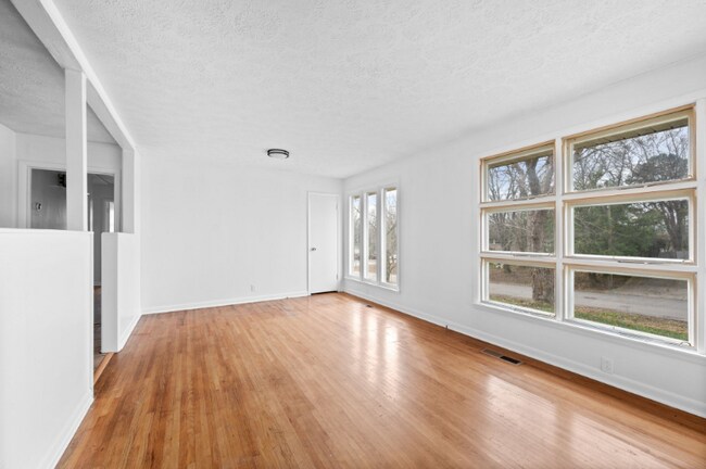 Building Photo - 504 Continental Dr