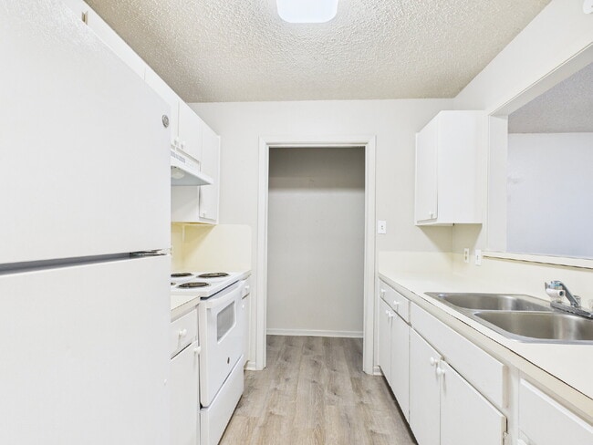 Foto del edificio - Upstairs 2/1 Unit Now Available