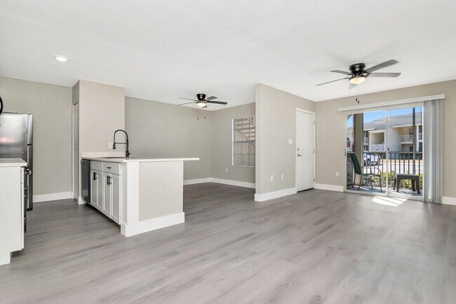 Building Photo - Ground Floor 1/1 with Den Newly Renovated