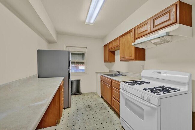 Building Photo - 1504 N Ellwood Ave