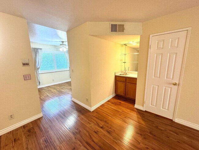 Foto del edificio - 12251 Moorpark St