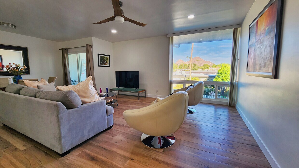 Foto principal - 3270 E Camelback Rd