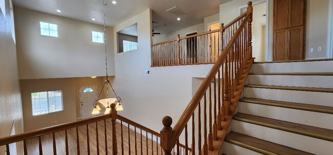Foto del edificio - Beautiful Large Bi-Level 3 bed 2.5 Bath Ho...