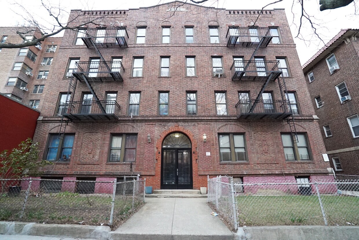 Foto del edificio - 11835 Metropolitan Ave