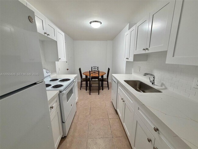 Building Photo - 4400 Hillcrest Dr
