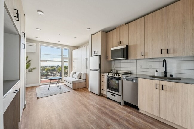 Building Photo - The U at California