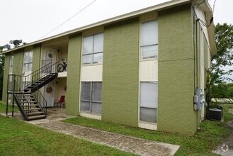 Building Photo - 100 Uhland Rd