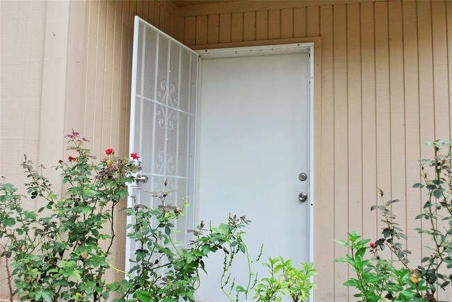 Foto del edificio - 6314 Coachwood Dr