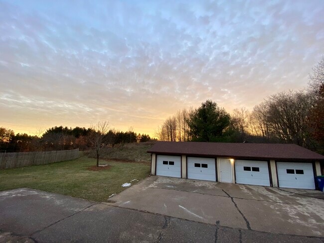 Building Photo - 425 King Olav Ln