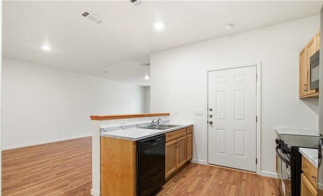 Foto del edificio - 704 Norris Ave