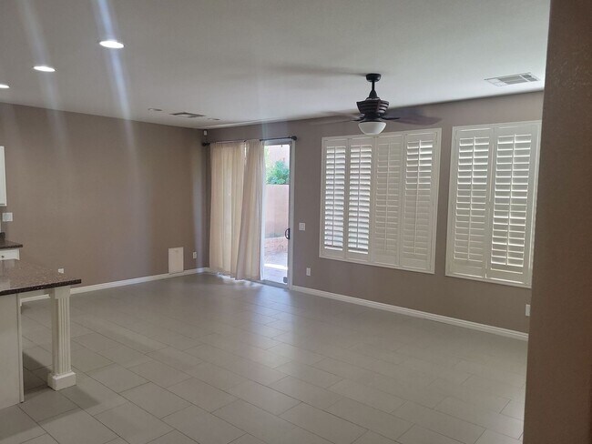 Foto del edificio - Spacious 3 Bedroom Home with Garage & Soak...