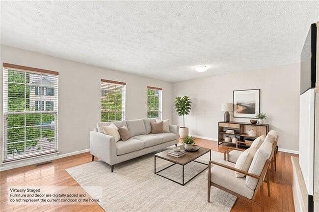 Foto del edificio - 634 E Village Green Blvd