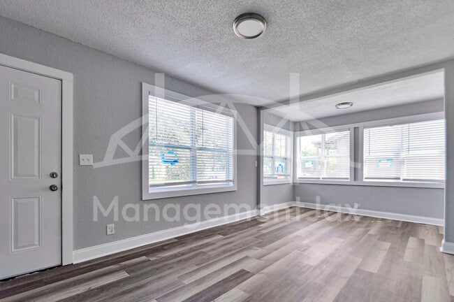 Foto del edificio - 1536 W 10th St