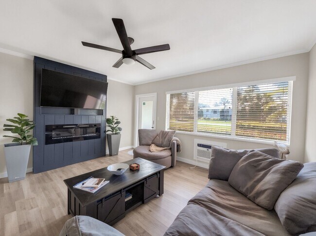 Building Photo - Just 200 feet from the beach + walk to 3rd Street South!
