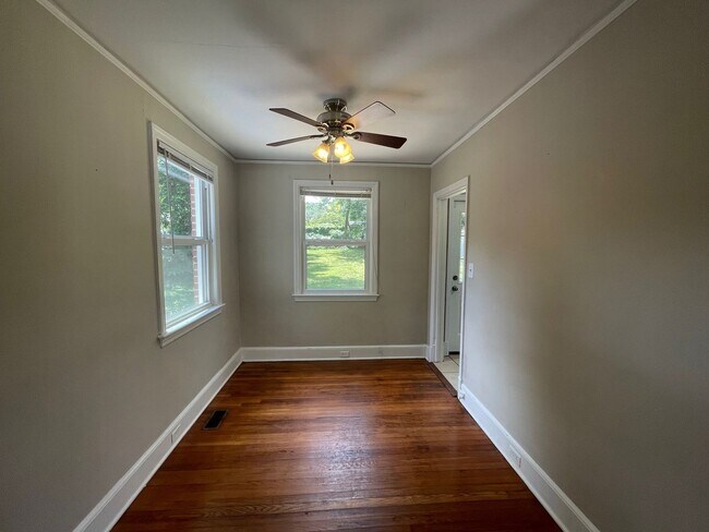 Building Photo - 2 Bedroom 1 Bath Bungalow in Rosewood
