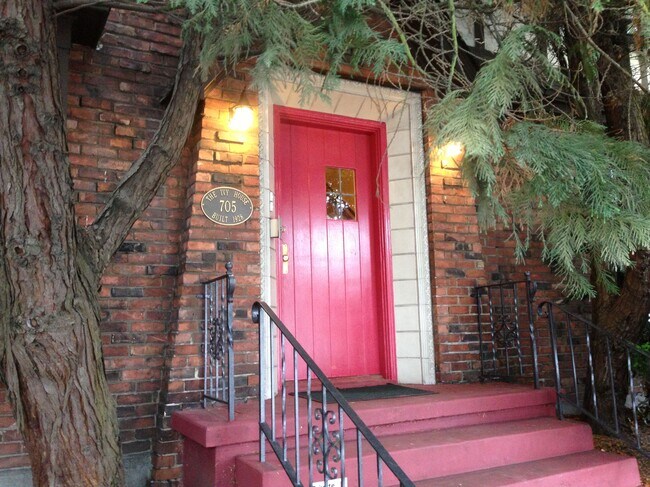 Building Photo - 705 N 46th St