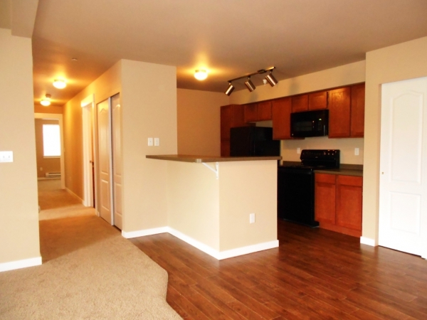 El interior/ cocina - 55th Ave on the South Hill Apartments