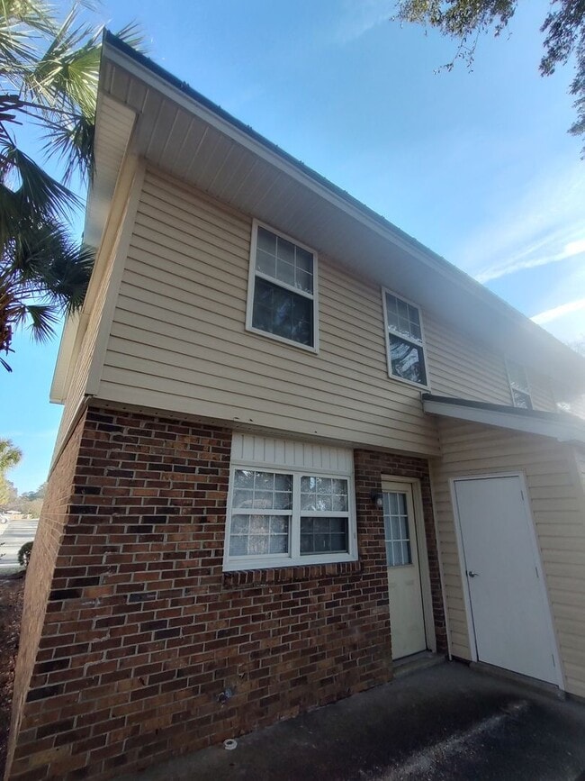Building Photo - Spacious 2BD/2.5BA Townhome super close to CCU, HGTC, and CMC!