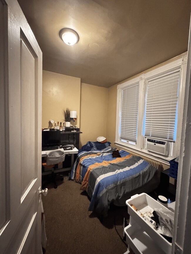 Foto del edificio - Oakland 3 Bedroom with Parking – Available August 1st, 2026