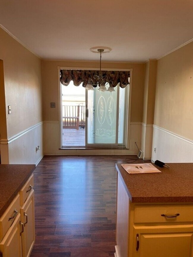 Foto del edificio - Stunning 6-Bedroom Home with Parking Spot and Large Yard! Available NOW!