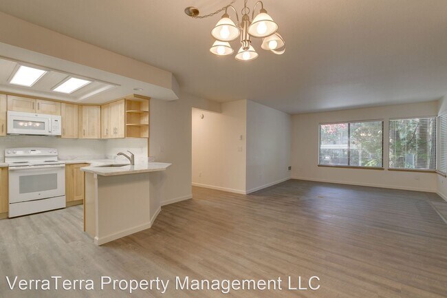 Building Photo - 2 br, 2 bath House - 1260 Bellevue Way NE #C3