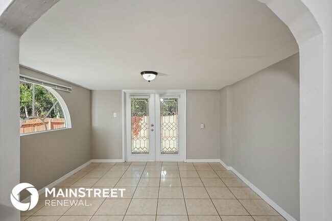 Foto del edificio - 587 Martin Pl Blvd
