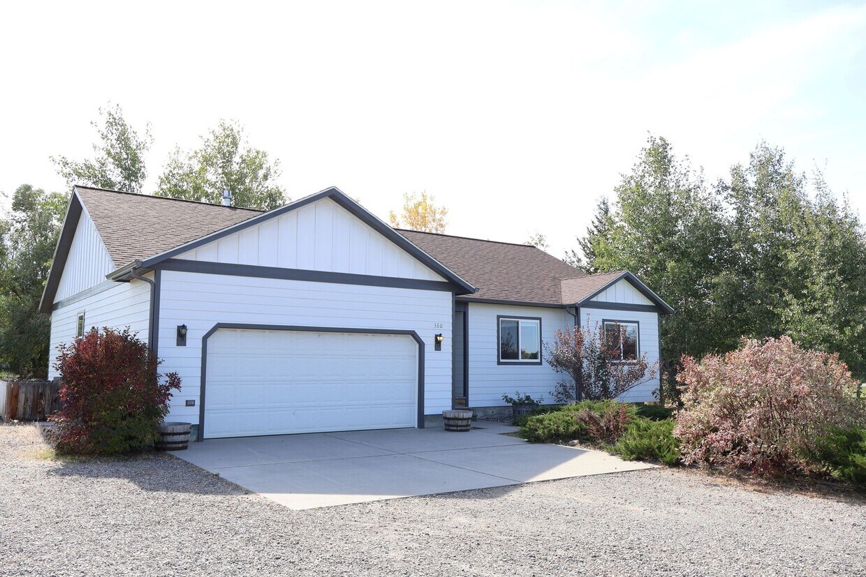 Primary Photo - Find Peace and Comfort in this Spacious Home