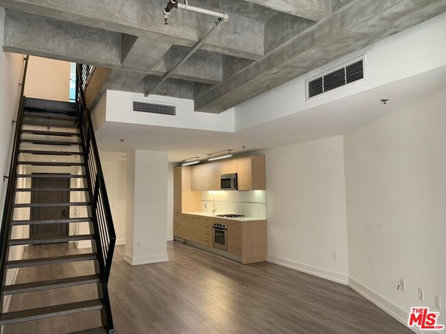 Building Photo - 727 W 7th St