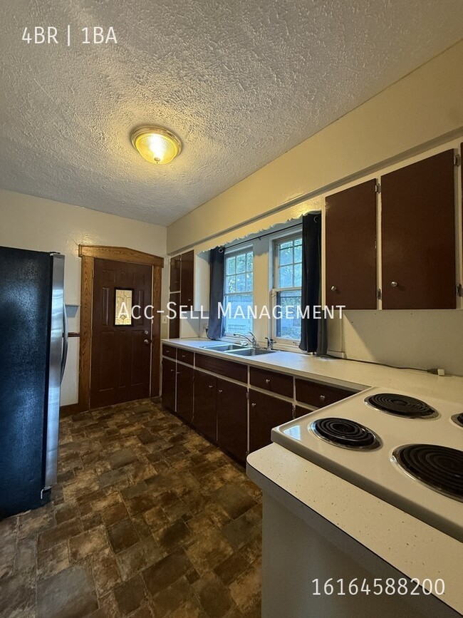 Building Photo - 14535 16th Ave