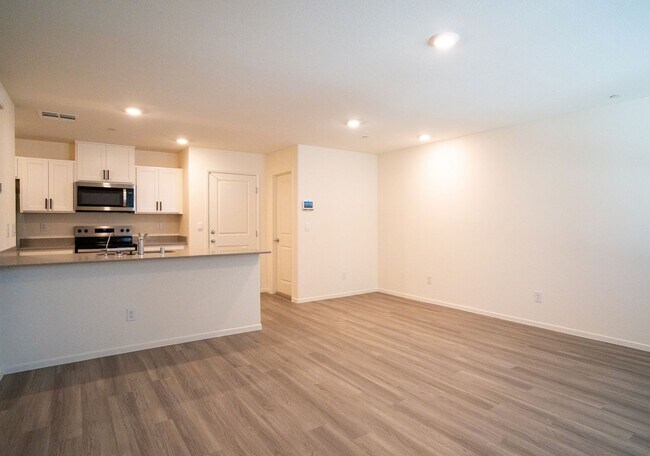 Foto del edificio - Modern 3-Bedroom, 3-Bathroom Home with Sma...