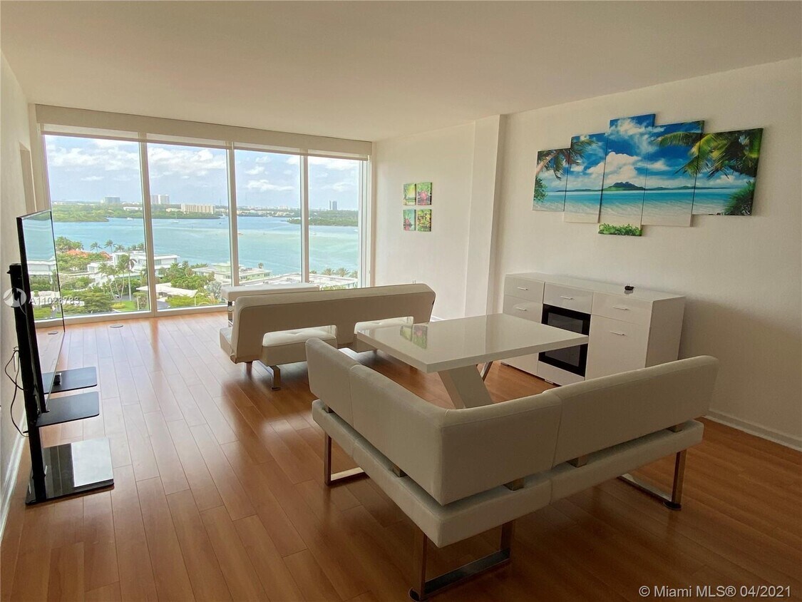 Primary Photo - 10275 Collins Ave