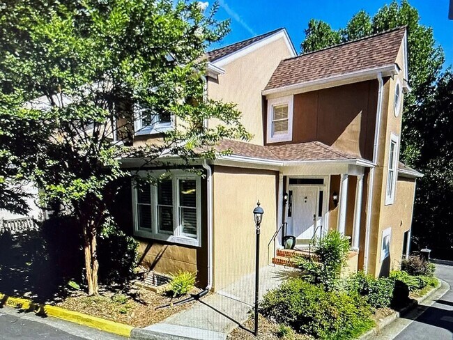 Foto del edificio - 4 bdrm, 4 bath Townhome in Druid Hills.