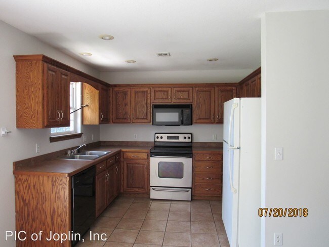 Building Photo - 3 br, 2 bath House - 2620 E. 8th