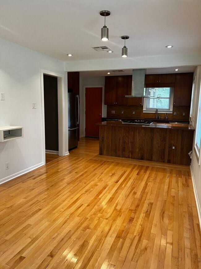 Building Photo - Renovated 3-bedroom/1-bath + Bonus Room in...