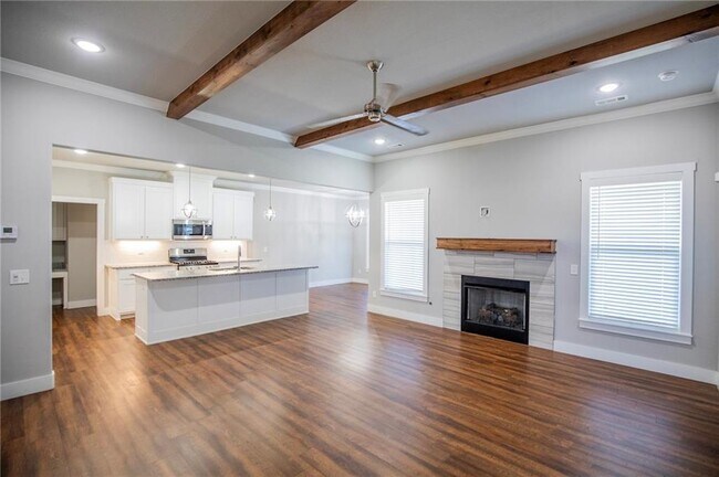 Building Photo - 1013 Estes Dr