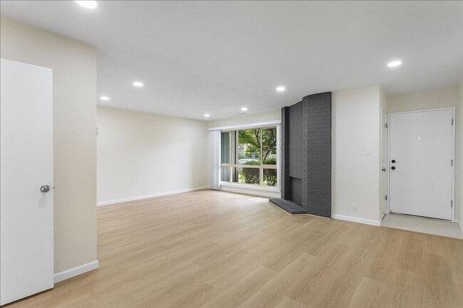 Building Photo - 1007 Tahiti Ln