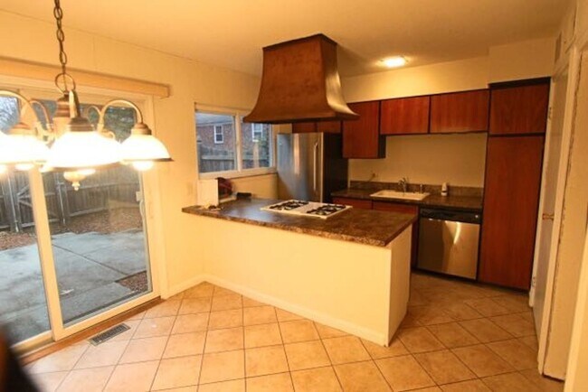 Foto del edificio - Apply Today! 2 Bedroom - 1.5 Bath condo with garage - heat and hot water included