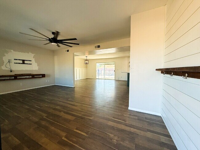 Building Photo - "Charming 3-Bedroom with 2 Full Baths in G...