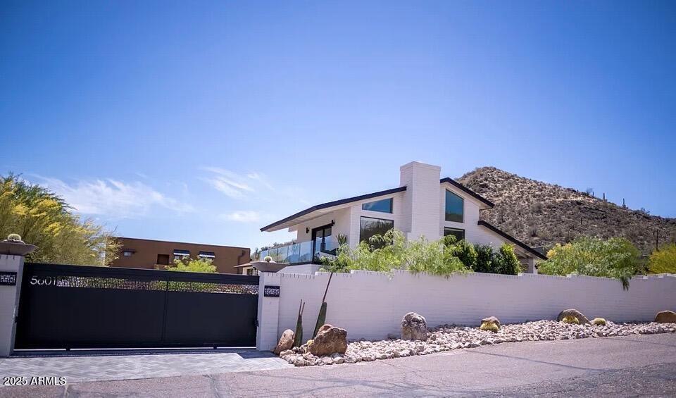 Foto principal - 5801 E Surrey Dr